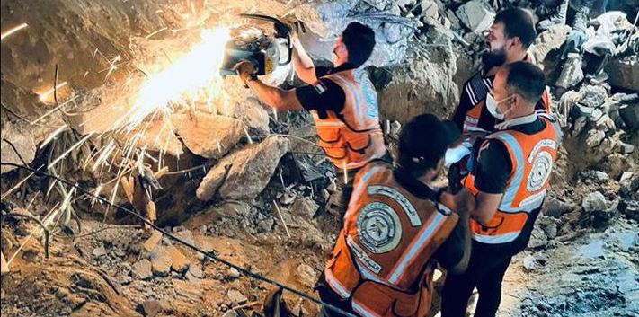 انتشال ونقل جثامين 77 شهيداً من عائلة "سالم" غرب مدينة غزة