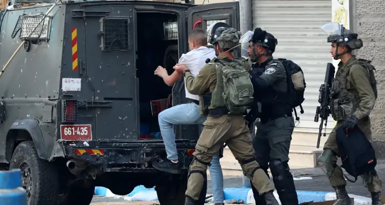 العدو الإسرائيلي يعتقل 12 فلسطينيا بينهم طفل في الضفة