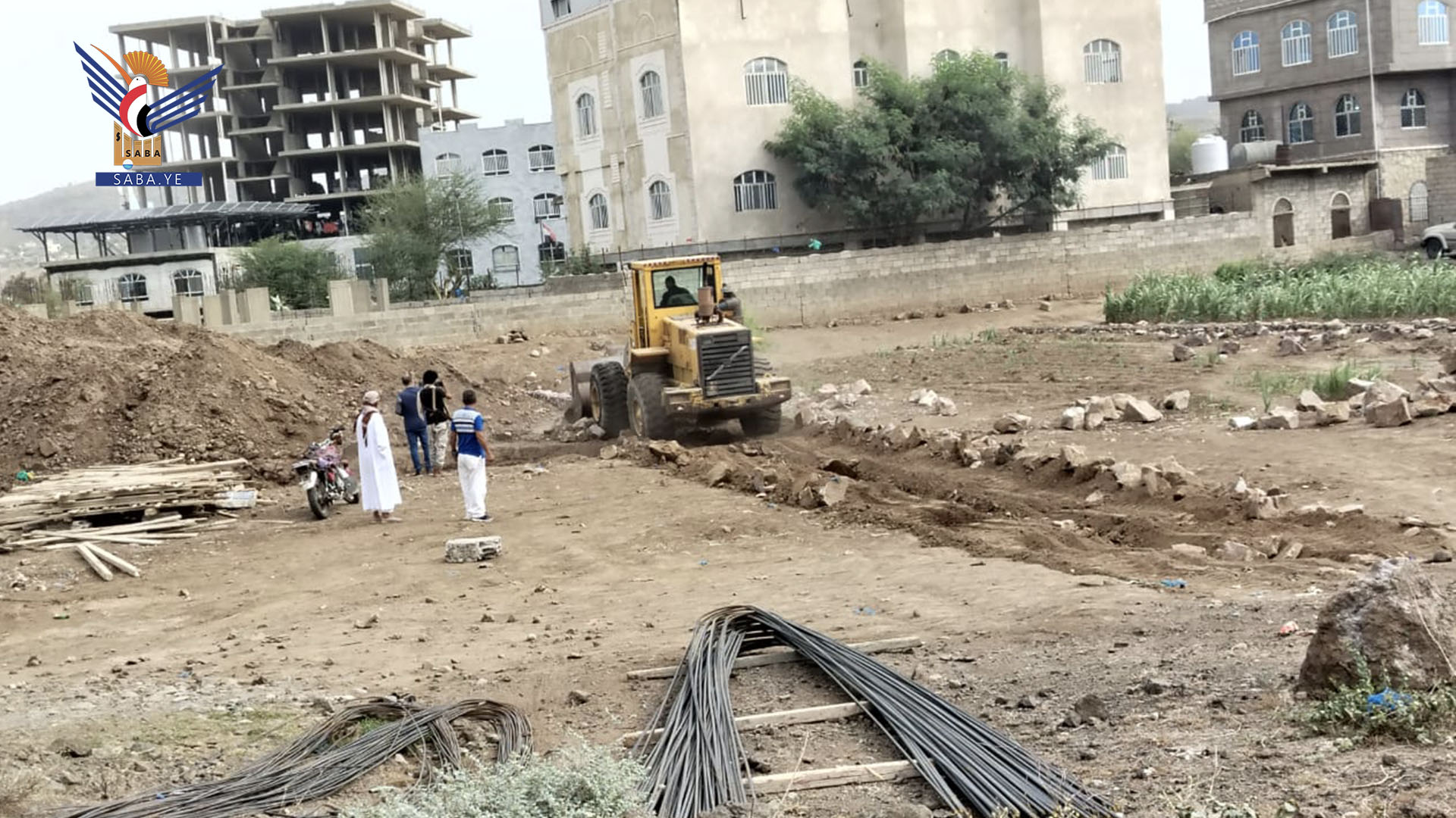 مكتب أشغال تعز ينفذ حملة لإزالة المخالفات وحماية المخطط العام