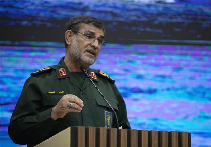 قائد بحرية "الثوري الإيراني" لدول المنطقة: أصبحتم ضحية لطموحات أمريكا