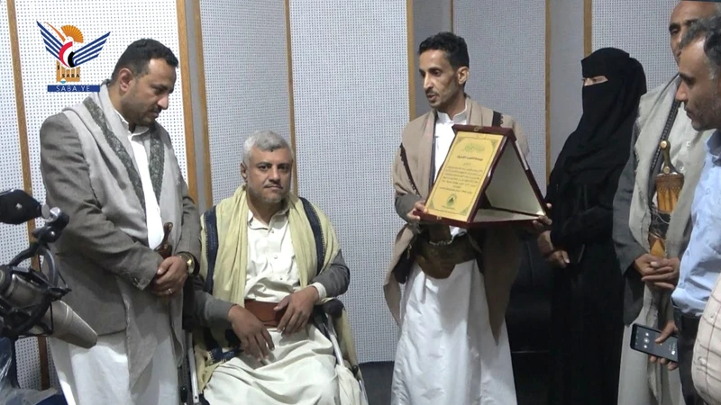 فرع هيئة رعاية أسر الشهداء يكرم إذاعة إب