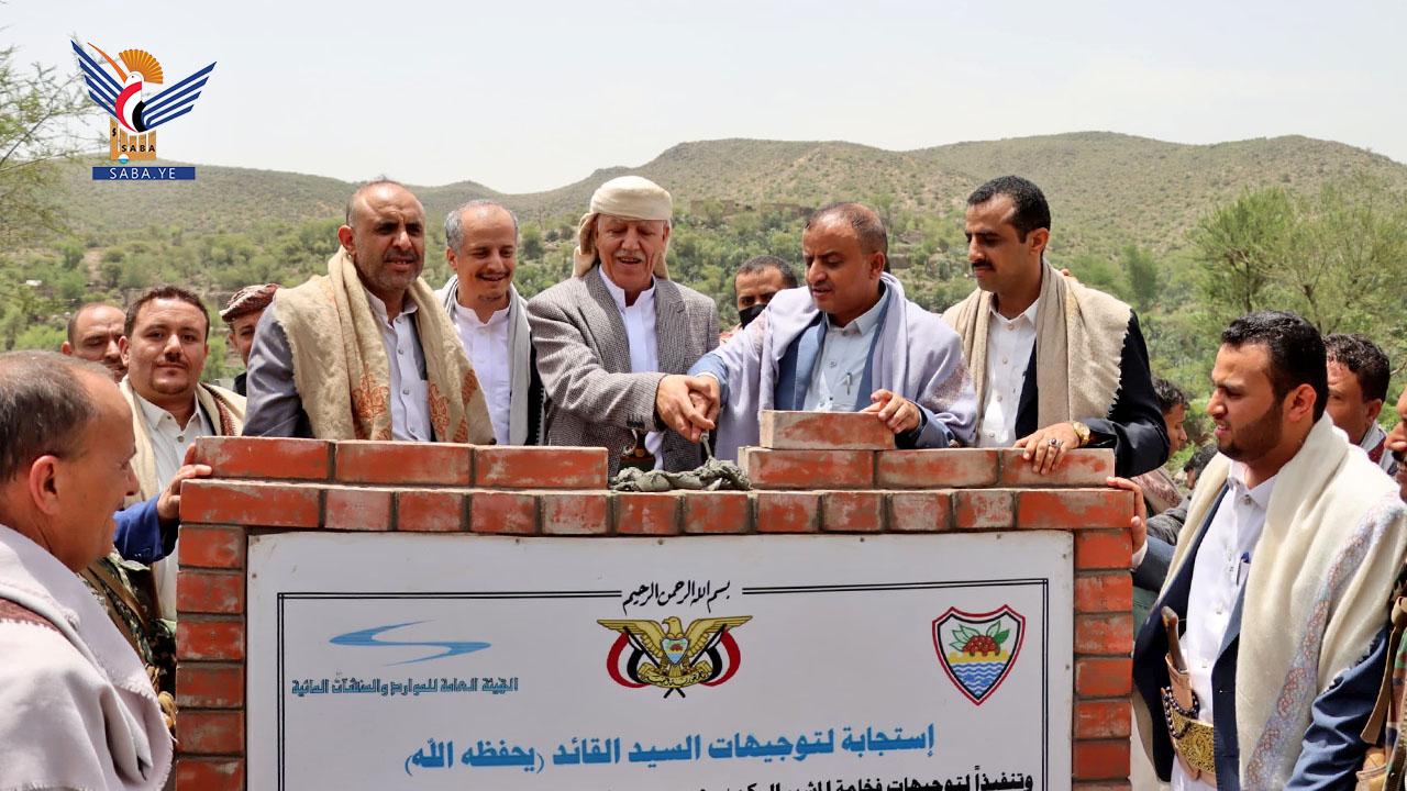 وزير الزراعة ومحافظ إب يدشنان مشاريع بحيرات لحصاد مياه الأمطار في مديريتي حبيش والمخادر