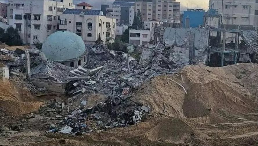 العدو الصهيوني يفجر المبنى التخصصي في مجمع الشفاء الطبي في غزة