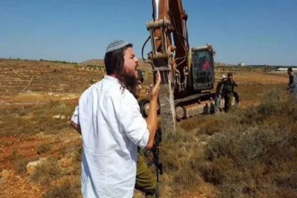 مستوطنون يطلقون النار على منازل فلسطينية ويعتدون على المزارعين في الضفة الغربية