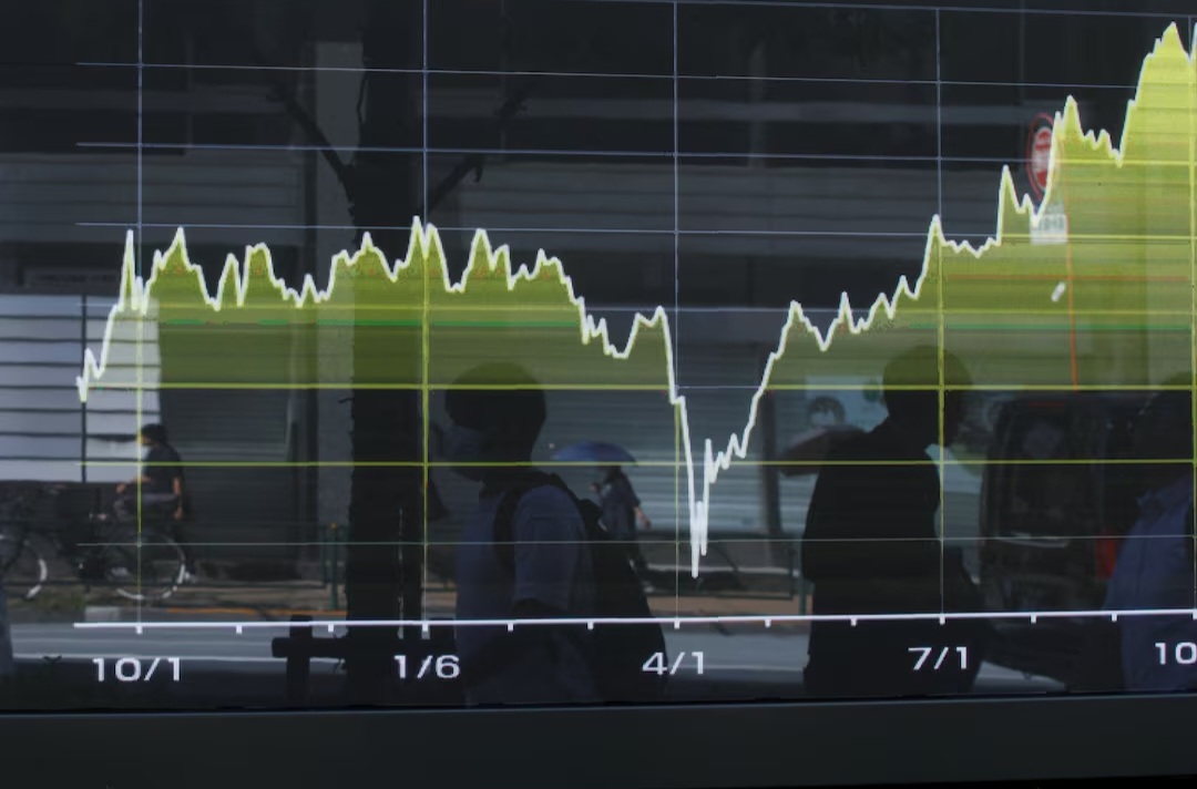 ارتفاع الذهب وتراجع الأسواق العالمية وسط مخاوف من ضغوط ائتمانية في البنوك الأمريكية