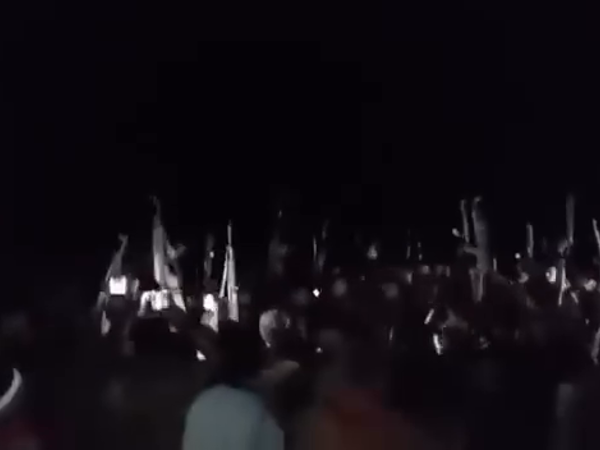 سوريا.. مظاهرة مسلحة في القنيطرة تتوعد جيش العدو الإسرائيلي عقب استشهاد شاب بقذيفة دبابة