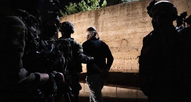 العدو الإسرائيلي يعتقل 23 فلسطينيا من مناطق متفرقة من الضفة الغربية