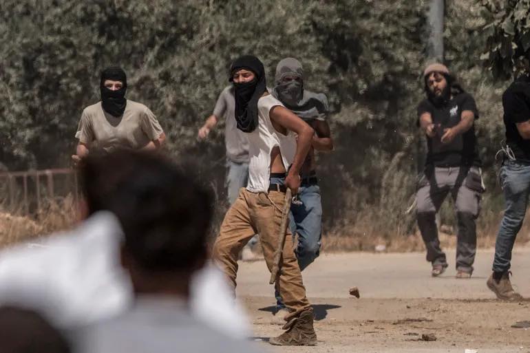 مستوطنون يهاجمون قرية دوما ويجرفون طريقًا جنوب نابلس