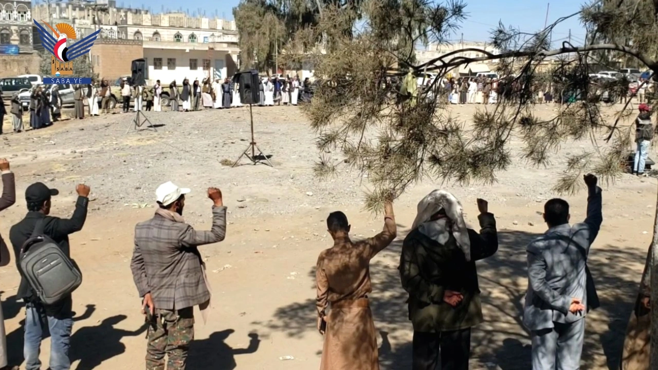وقفة لمنتسبي فرع هيئة الأراضي في ذمار تنديدًا باستمرار المجازر بحق الفلسطينيين