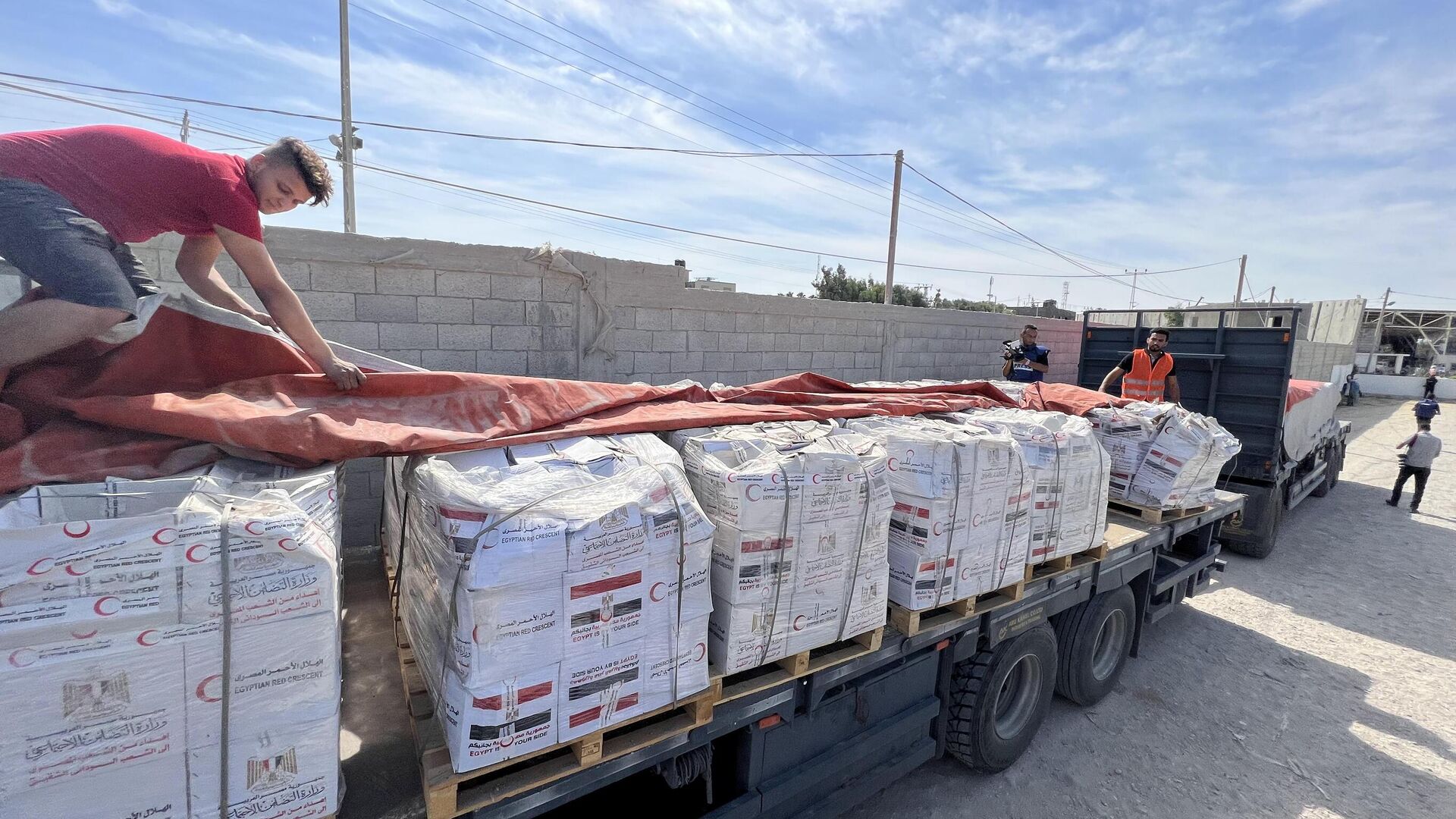 دخول عشرات الشاحنات المحملة بمساعدات إنسانية إلى غزة