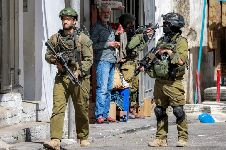 العدو الإسرائيلي يعتقل 10 فلسطينيين في البيرة ومخيم الجلزون وزعترة شمال الضفة