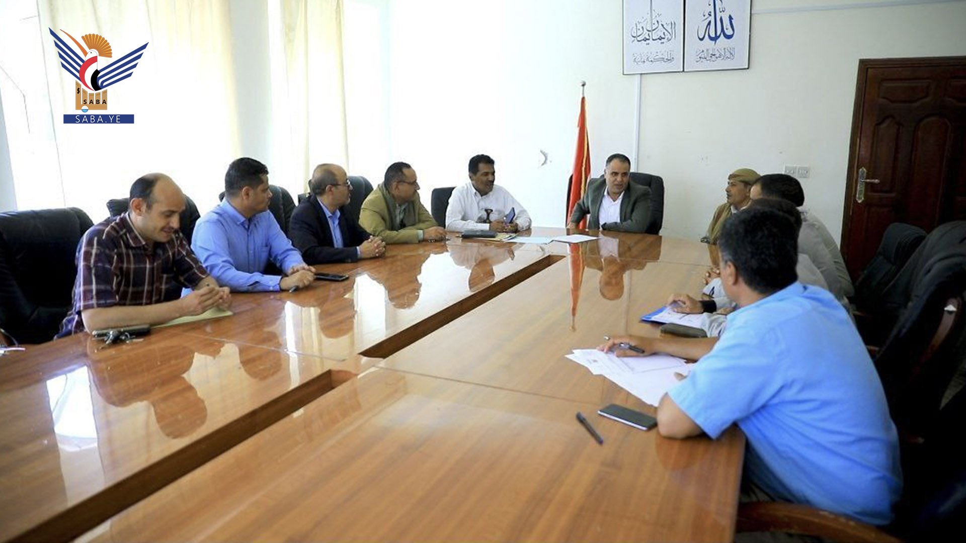 حجة .. مناقشة آلية تنفيذ مشروع شبكة الصرف الصحي بكلية الطب