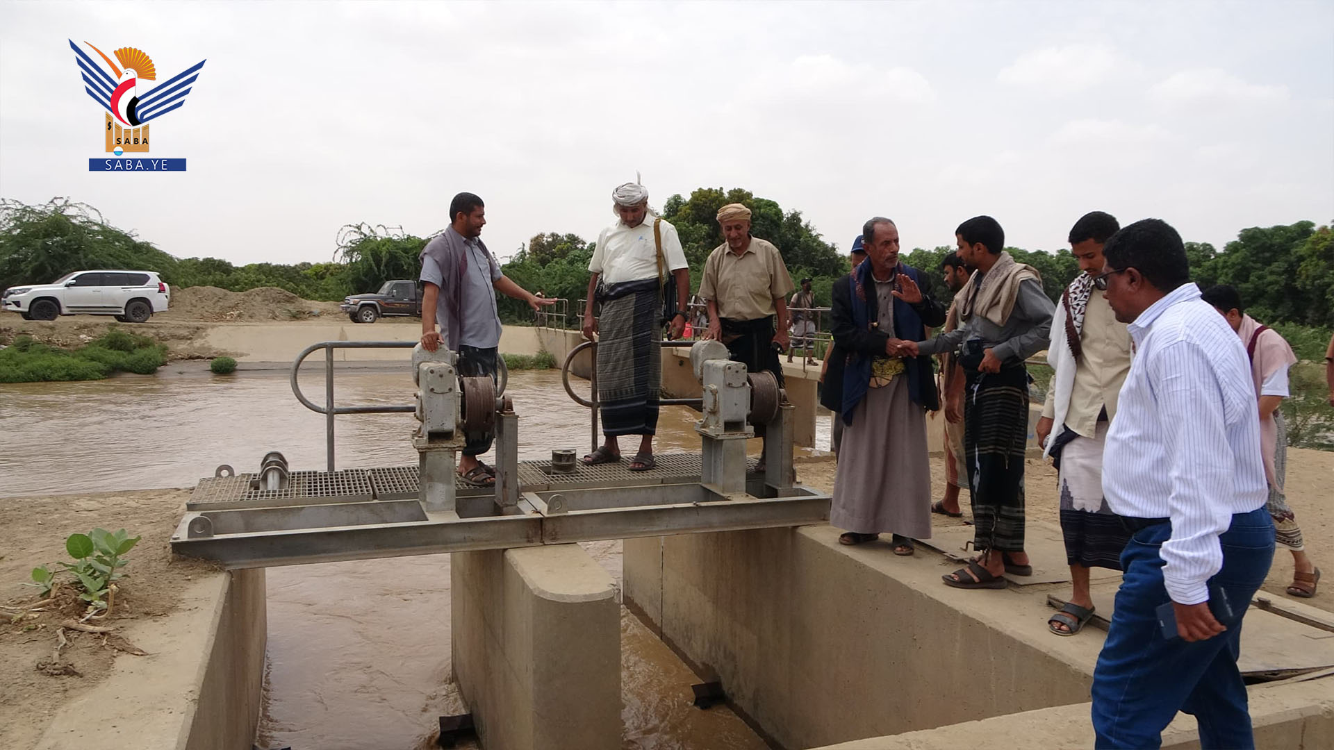 محافظ الحديدة يفتتح قناة "الدرعانية" ويطلع على مشاريع الري بمديرية الزهرة