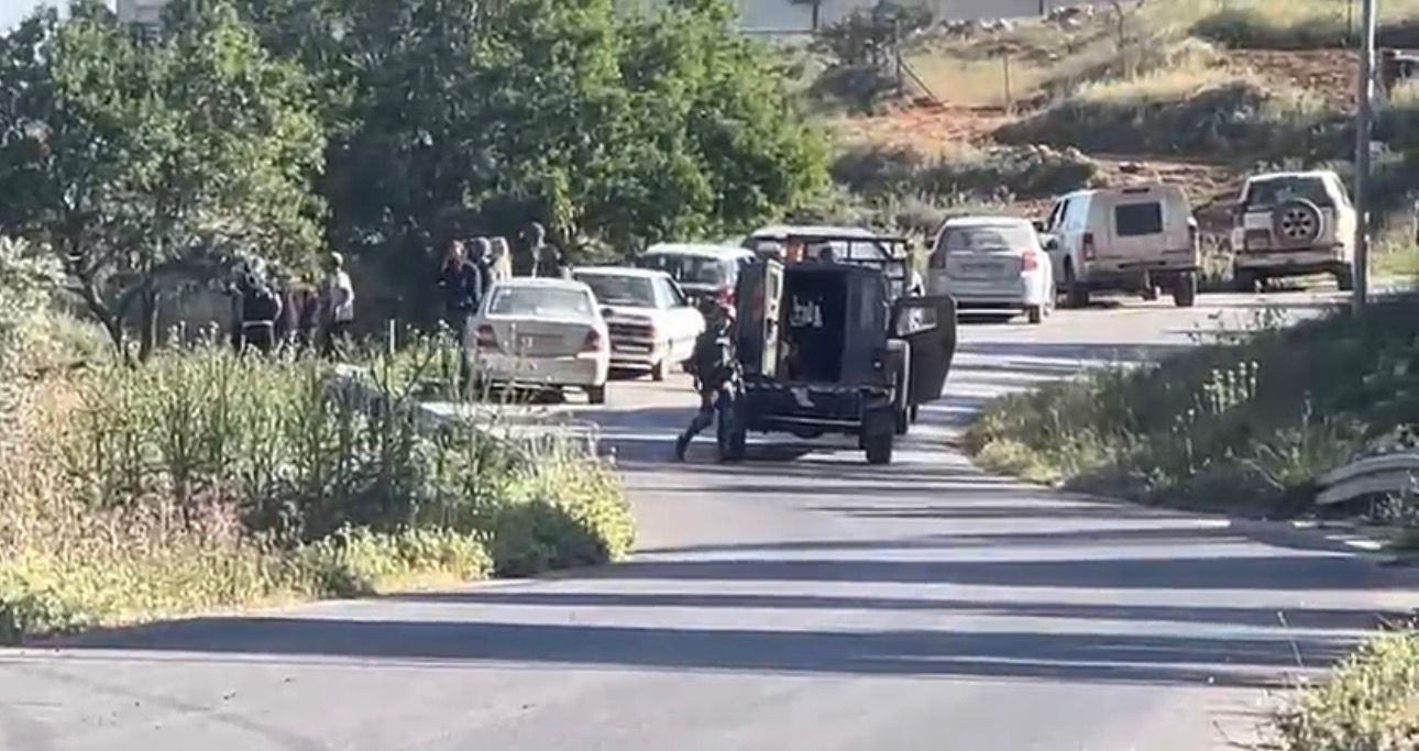 رام الله: مستوطنون مسلحون يهاجمون سنجل وجلجليا ويسرقون أغناما وآخرون يهاجمون تجمع دار أبو فزاع