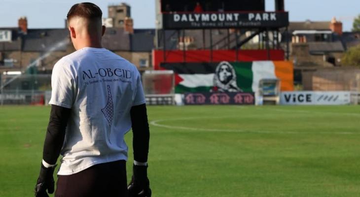 لاعبو نادي بوهيميان الإيرلندي يرتدون قمصان تحمل صورة الشهيد بيليه فلسطين لاعبو نادي بوهيميان الإيرلندي يرتدون قمصان تحمل صورة الشهيد بيليه فلسطين