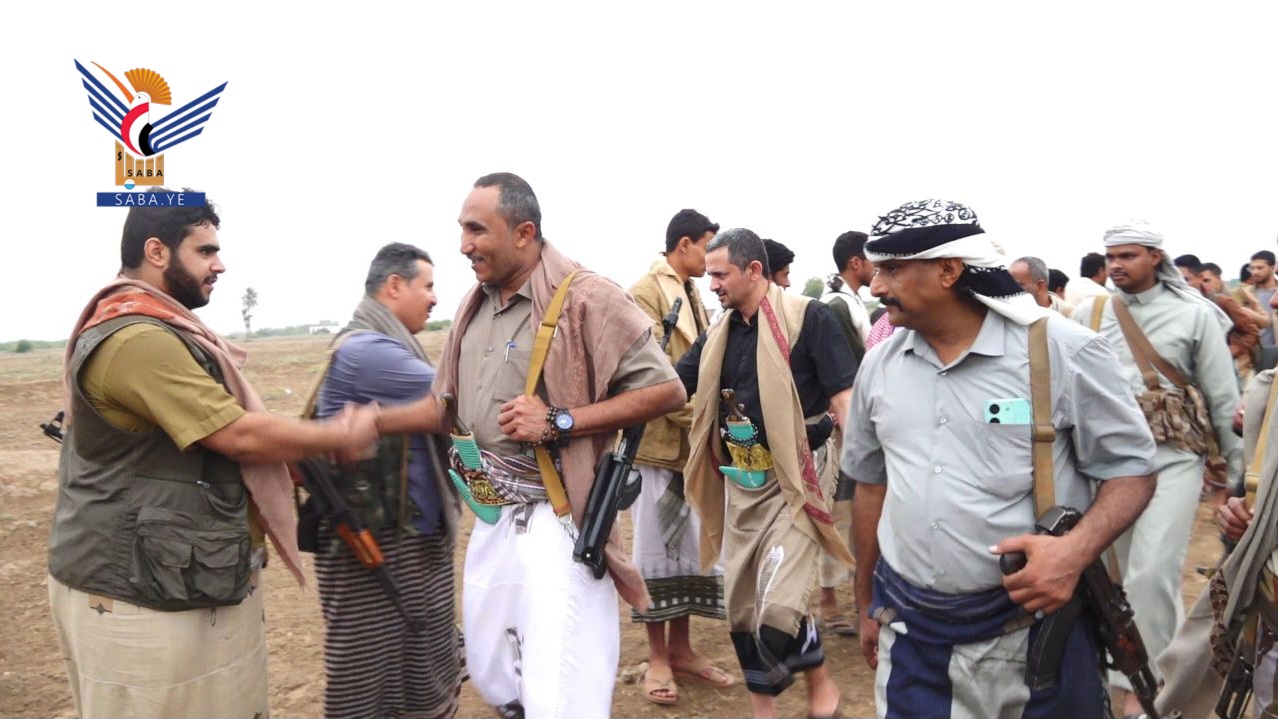 محافظ الحديدة وقيادات من وزارة الصحة يزورون المرابطين والجرحى في زبيد والجراحي