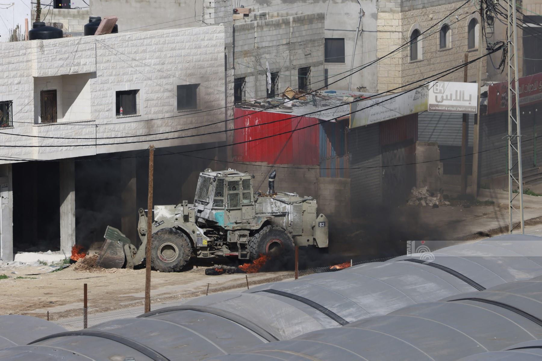 العدو الصهيوني يصيب عدد من الفلسطينيين خلال اقتحامه عدة مناطق في الخليل
