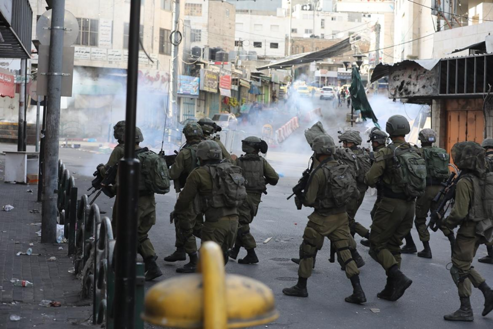 العدو الإسرائيلي يعتقل 4 فلسطينيين من الخليل