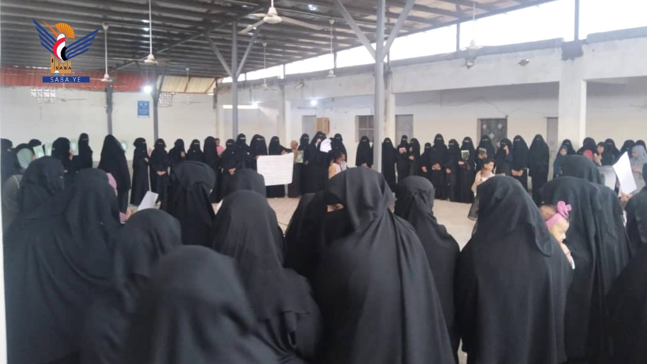 وقفة نسائية بمديرية الضحي بالحديدة انتصارًا للقرآن الكريم ونصرة لفلسطين