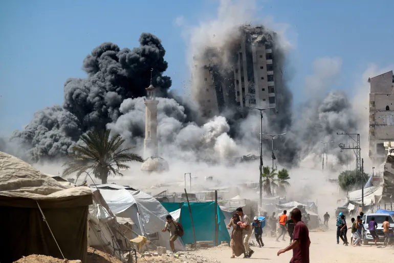 انقطاع خدمات الاتصالات والإنترنت عن مناطق واسعة بمدينة غزة بعد تدمير أبراج سكنية