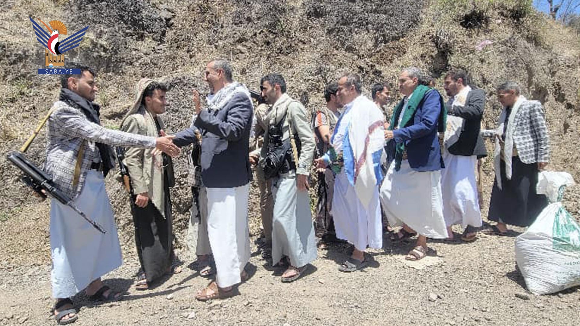وزارة الثقافة والسياحة تسلّم قافلة عيدية للمرابطين في جبهة مقبنة بتعز