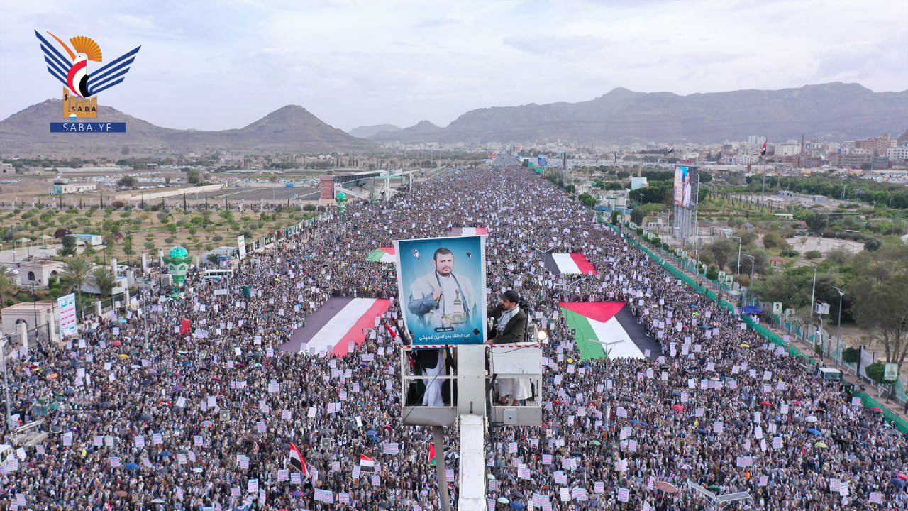 مسيرة كبرى بالعاصمة صنعاء تأكيدا على الثبات مع غزة رغم أنف العدو الأمريكي