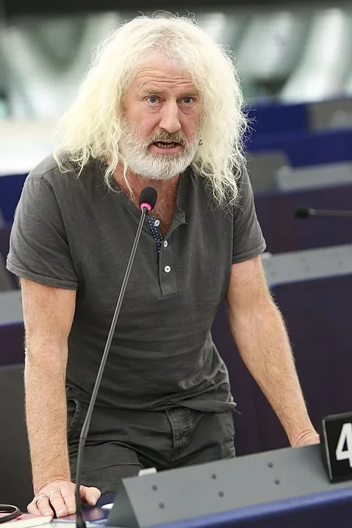 ميك والاس يدعو أيرلندا لاستعادة سيادتها ووقف الخضوع لمحور الإرهاب الأمريكي الإسرائيلي