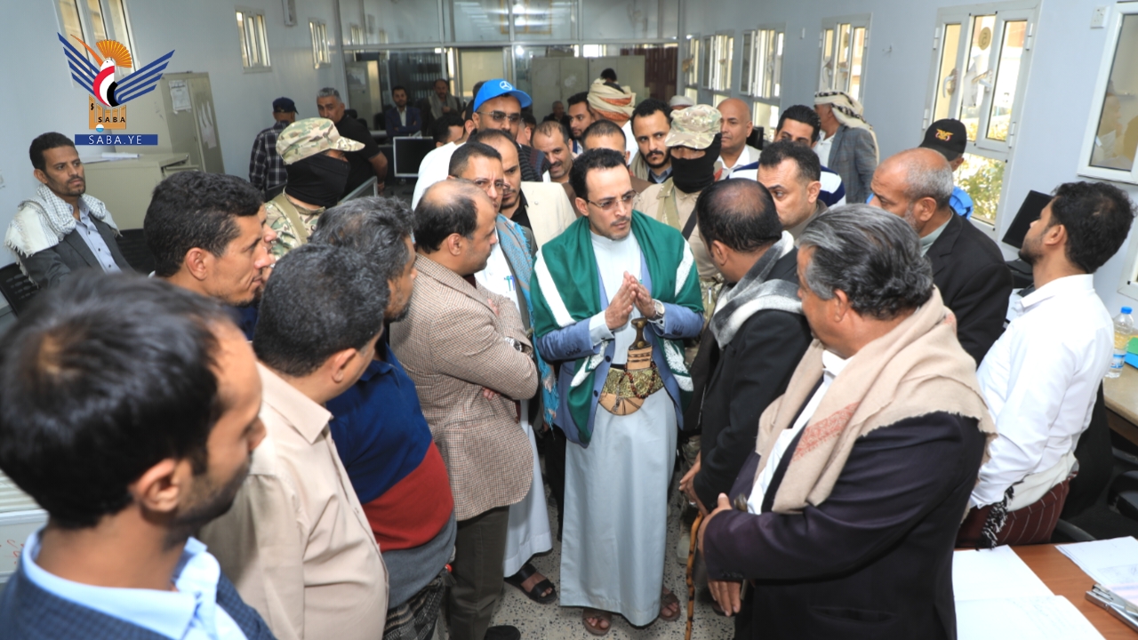 وزير المالية يطلع على سير العمل بمصلحة الضرائب والجمارك ومكتب جمرك صنعاء