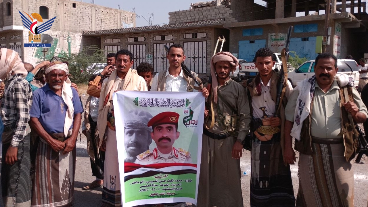 وقفة لأبناء مديريتي حيس والخوخة بالحديدة تأكيدا على استمرار التعبئة لمواجهة العدو