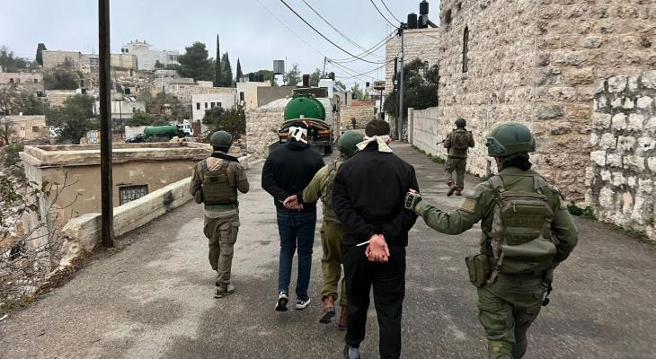 العدو الإسرائيلي يشن حملة مداهمة واعتقالات في الضفة والقدس