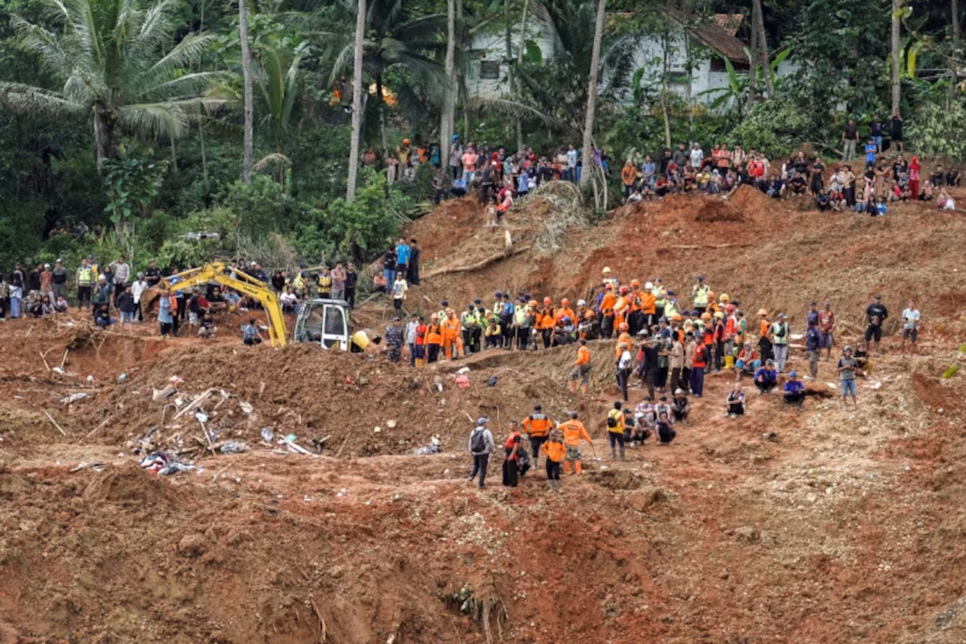 مقتل 18 وفقد العشرات إثر انهيارات أرضية في جاوة الوسطى بإندونيسيا