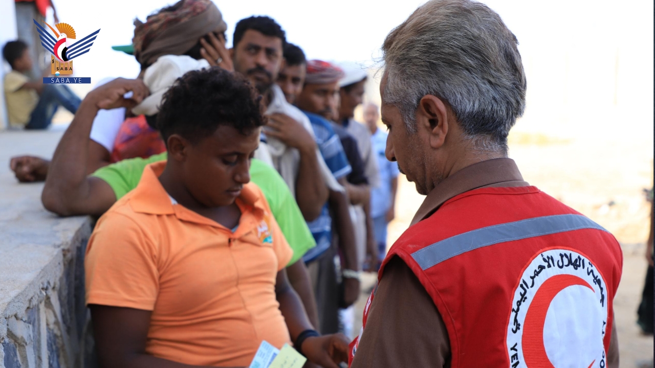 جمعية الهلال الأحمر بالحديدة تدّشن توزيع مساعدات نقدية للمتضررين من السيول جمعية الهلال الأحمر بالحديدة تدّشن توزيع مساعدات نقدية للمتضررين من السيول