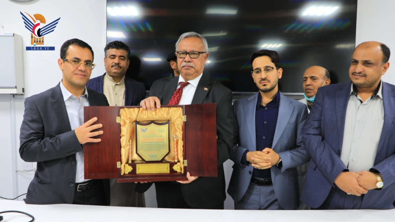 الدكتور بن حبتور يكرم قيادتي المستشفى العسكري والمركز العسكري للقلب بصنعاء