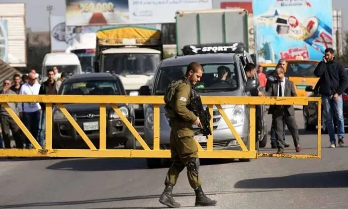 العدو الصهيوني يغلق حاجزي عين سينيا وعطارة ويعتدي على فلسطينيين بنابلس