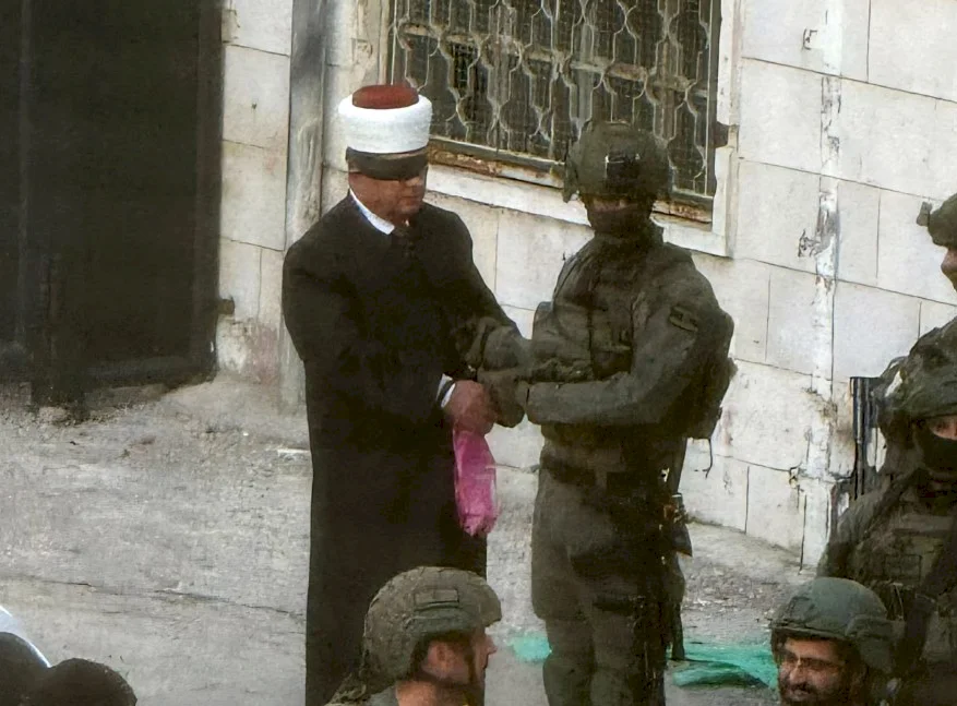 العدو الإسرائيلي يغلق جمعية خيرية بالخليل ويعتقل رئيسها