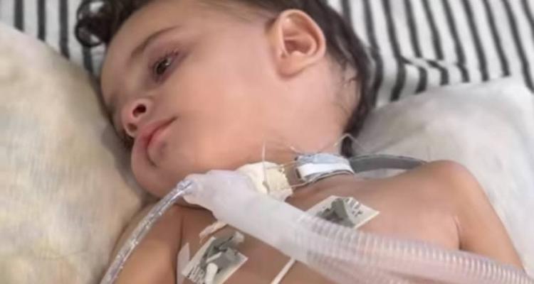 سالم النجار.. طفل غزّي يتنفس عبر "أنبوب" وينتظر تحويلة قد تنقذ حياته