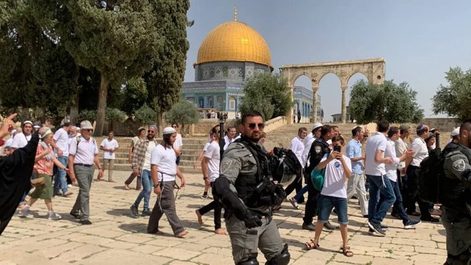 مستوطنون ينفذون مسيرات في القدس والعدو الصهيوني يمنع المصلين عن الأقصى