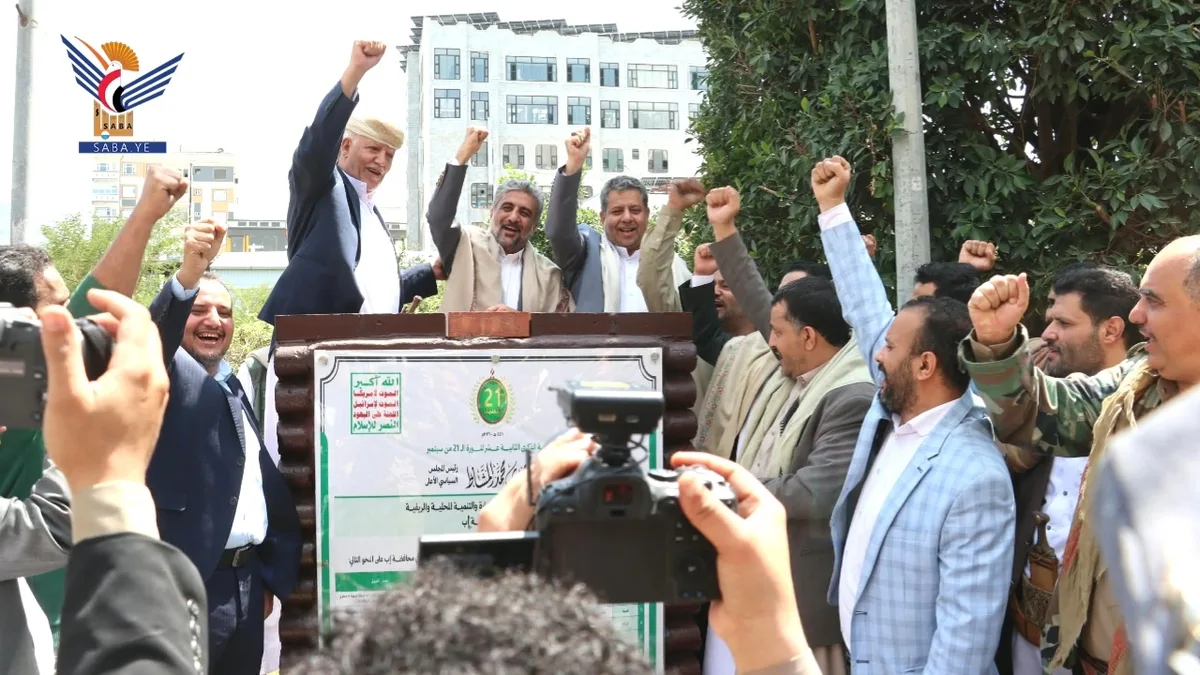 إب.. المداني وصلاح يفتتحان ويضعان حجر الأساس لـ 1099 مشروعاً بتكلفة تتجاوز 40 مليار ريال