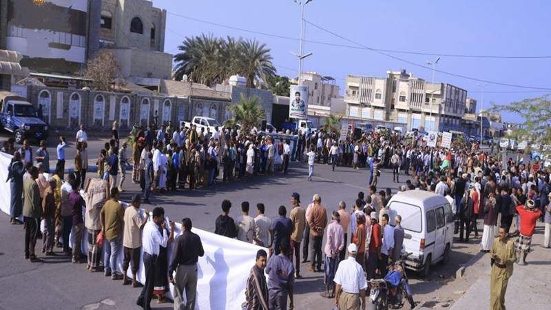 الشعب اليمني يشيّع شهداء العدوان الصهيوني على الحُديدة ويؤكد موقفه الثابت تجاه فلسطين الشعب اليمني يشيّع شهداء العدوان الصهيوني على الحُديدة ويؤكد موقفه الثابت تجاه فلسطين