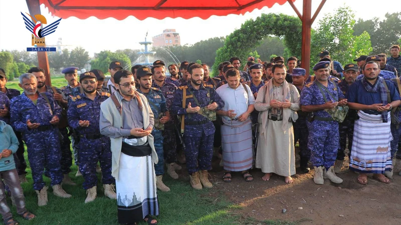 قيادة ومنتسبو قوات النجدة بالحديدة يزورون روضة الشهداء بمركز المحافظة