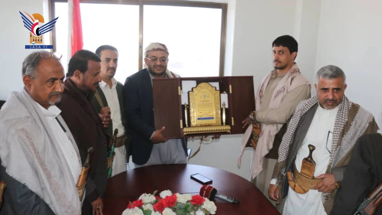 تعز .. قيادة المنطقة العسكرية الرابعة تُكرّم القائم بأعمال محافظ تعز