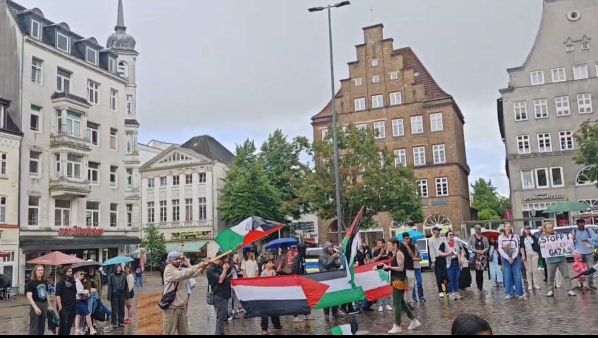 أبناء الجاليتين اليمنية والفلسطينية في تظاهرة في فلينسورغ  الألمانية تضامنًا مع غزة