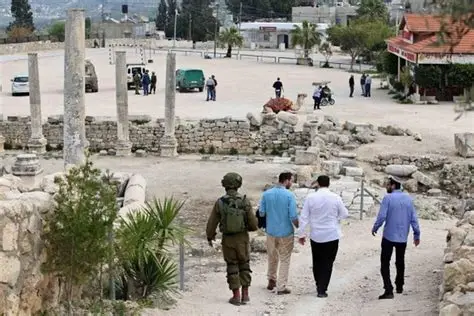 مستوطنون يقتحمون قرية بيرين جنوب شرق الخليل وآخرون يقتحمون سبسطية شمال غرب نابلس