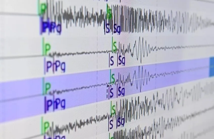 زلزال بقوة 7,7 درجة يودي بحياة ما لا يقل عن عشرون شخصا قبالة سواحل إندونيسيا