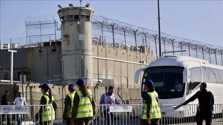 العدو الإسرائيلي يفرج عن 12 أسيراً فلسطينياً من غزة بعد شهور من التعذيب والتجويع