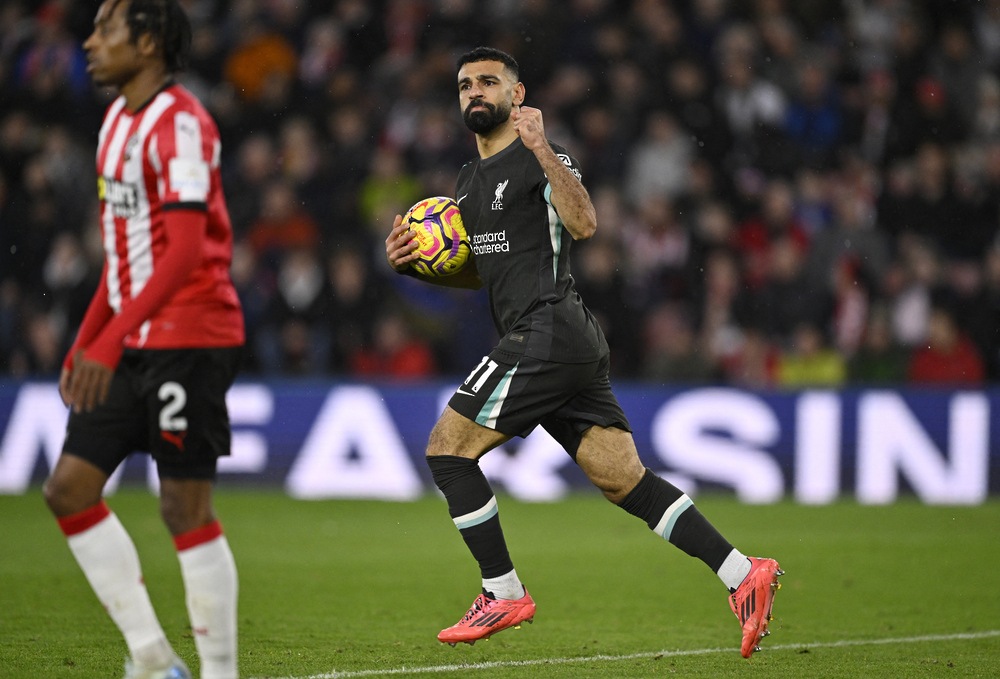المصري محمد صلاح يقود ليفربول إلى تعزيز صدارته للدوري الإنجليزي