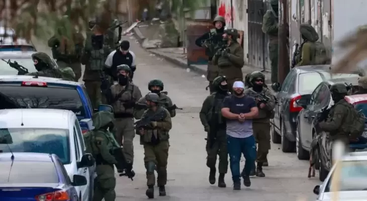 قوات العدو الاسرائيلي تعتقل 7 فلسطينيين وتداهم عدة بلدات في الضفة الغربية