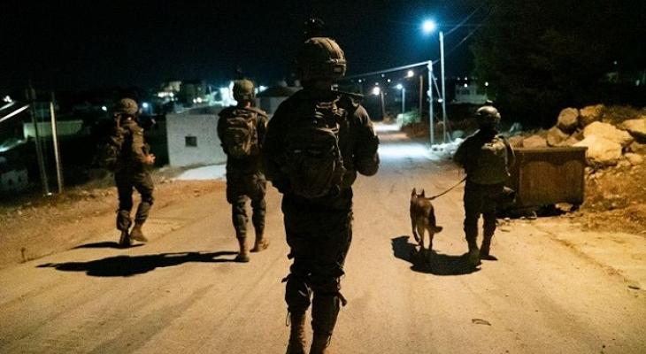 العدو الإسرائيلي يشن حملة اقتحامات واعتقالات في الضفة الغربية