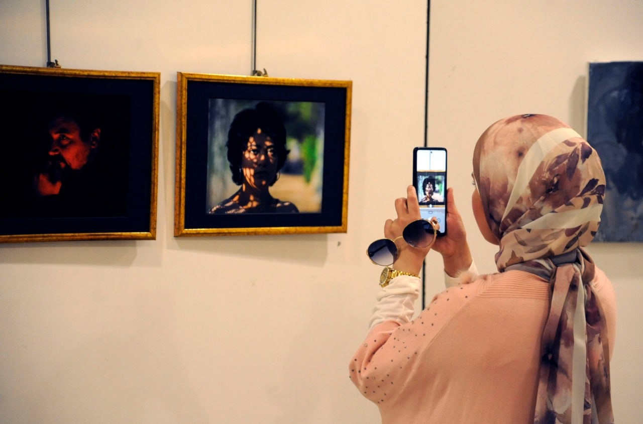 بانوراما تشكيلية وفوتوغرافية تحكي عشرات القصص عبر ملامح وجوه سورية  