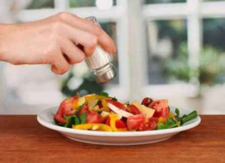 10 علامات على أنك تتناول الملح بشكل يهدد صحتك! 10 علامات على أنك تتناول الملح بشكل يهدد صحتك!